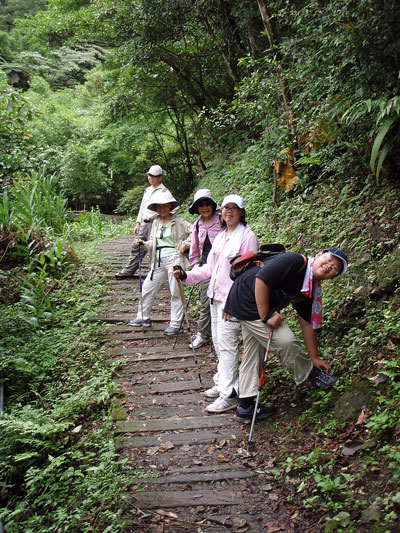 (Front to back) Leslie’s brother, Leslie, her aunt, mom and uncle take a break from hiking to the temple.
