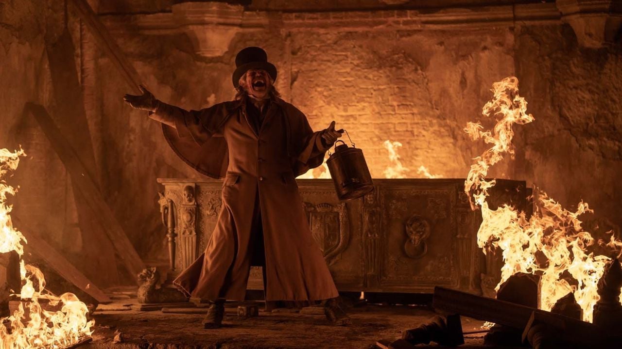 Albin Eberhart Von Franz (Willem Dafoe) is closely based on the classic Dracula figure of the vampire hunter Abraham Van Helsing.