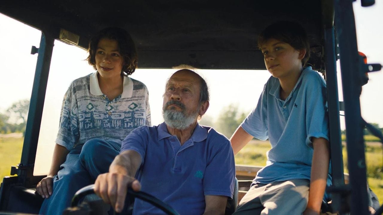 Elias' grandfather (Dirk Van Dijck) is the one who offers his nephews the most guidance during this challenging phase.