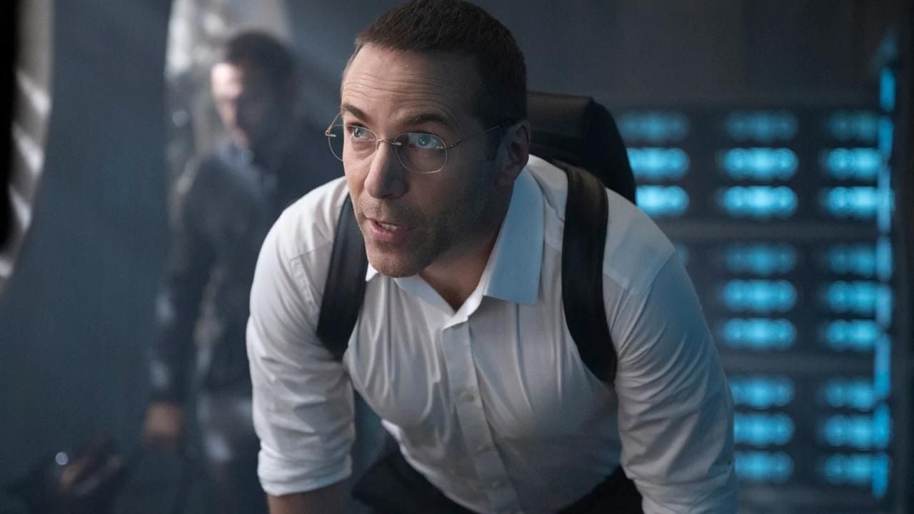 Alessandro Nivolas doesn't really look threatening as the villain.