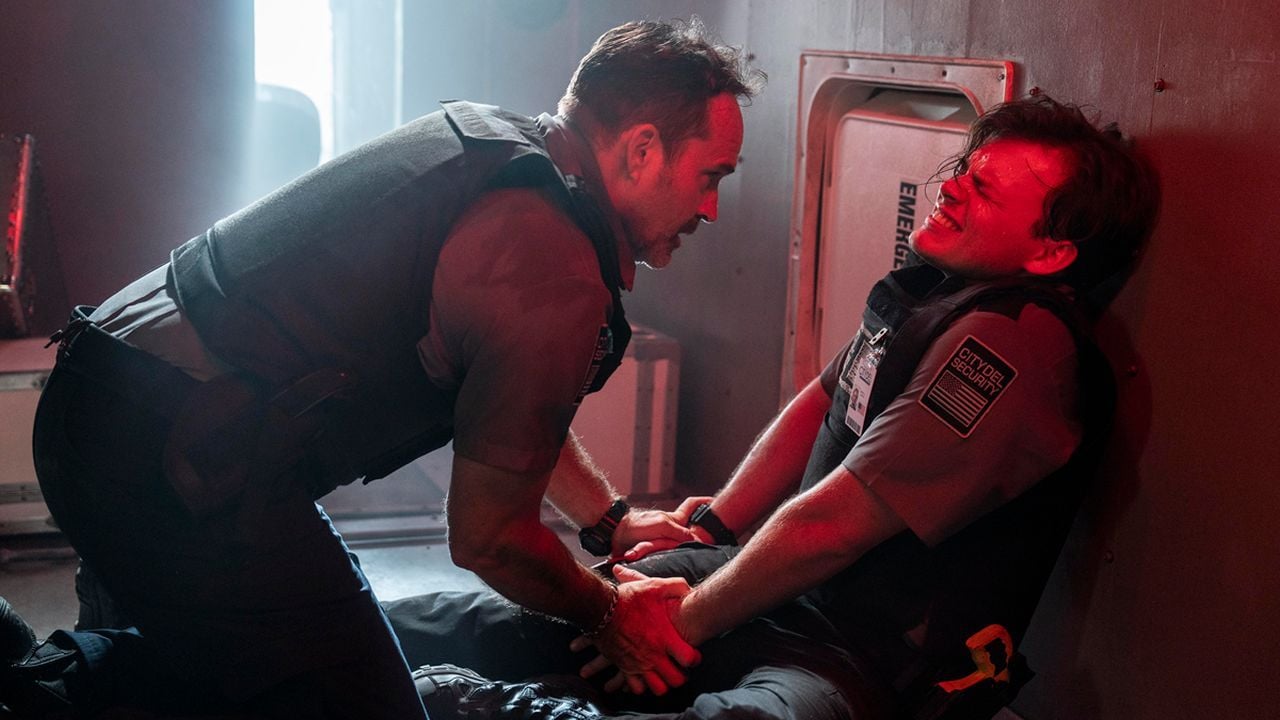 Father and son barricade themselves from the gangsters in the armored money transporter. Of course, limiting yourself to a confined space also saves your budget.