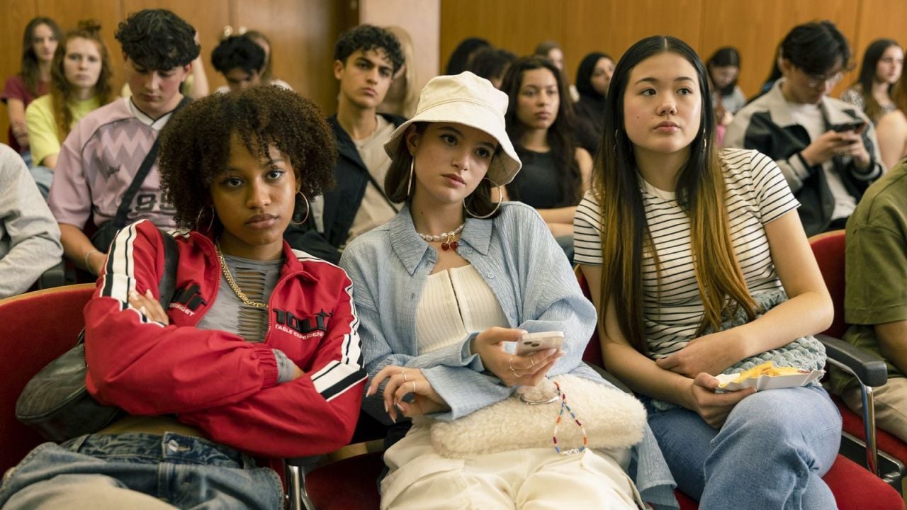 Lilly (Emilia Packard) and her friends recognize the school workshops in the course that they may not be as comprehensive as modern women as they thought so far.