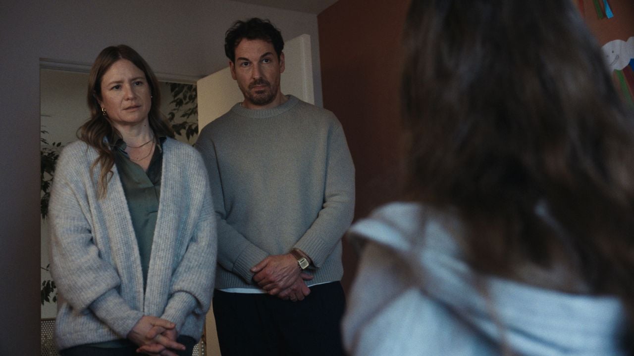 Tobias (Felix Kramer) and Julia (Julia Jentsch) can of course find anything but funny with the sudden and not to prevent 24/7 monitoring.