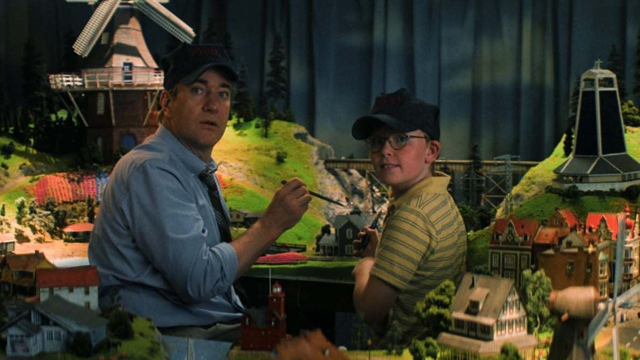 Is there a hint from the secret of husband Fred (Matthew Macfadyen) in his beloved model building miniature?