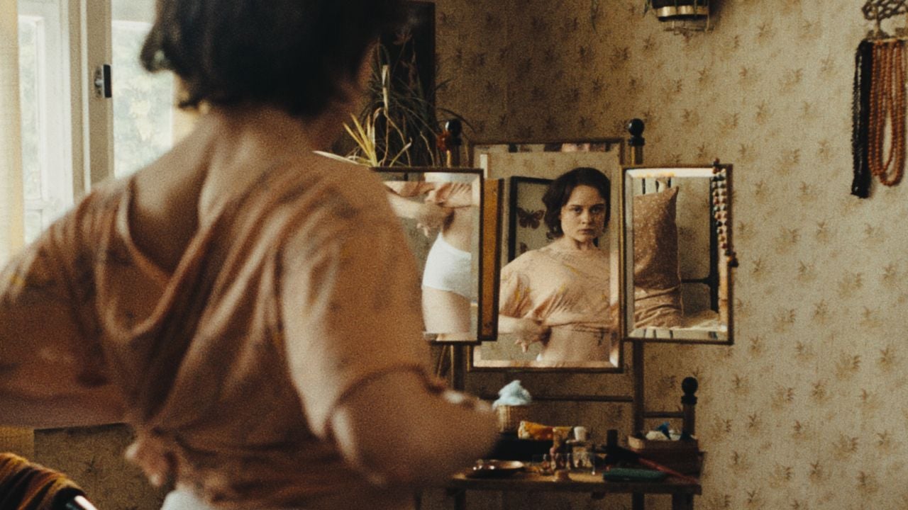 Angelika (Lena Urzendowsky) wants to try out and her sexuality, but also has to defend itself from the attacks by her uncle.