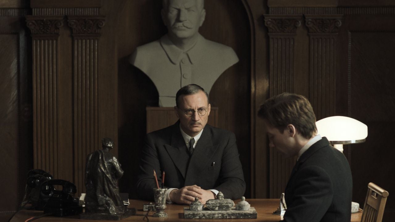 The Soviet chief prosecutor should help. But in contrast to the good -faith protagonist, the audience knows very well that this cannot go well.