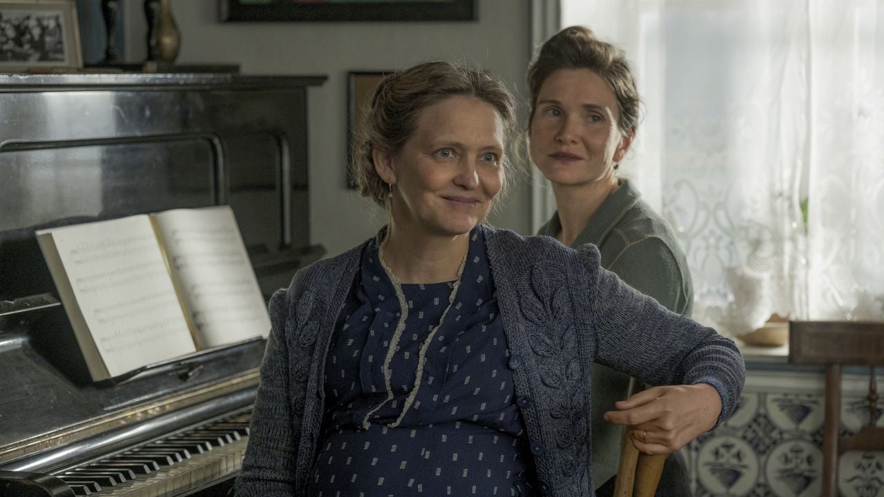 Nanning would do everything for his mother Hille (Laura Tonke) - even if he is far less firmly convinced of National Socialism than her.