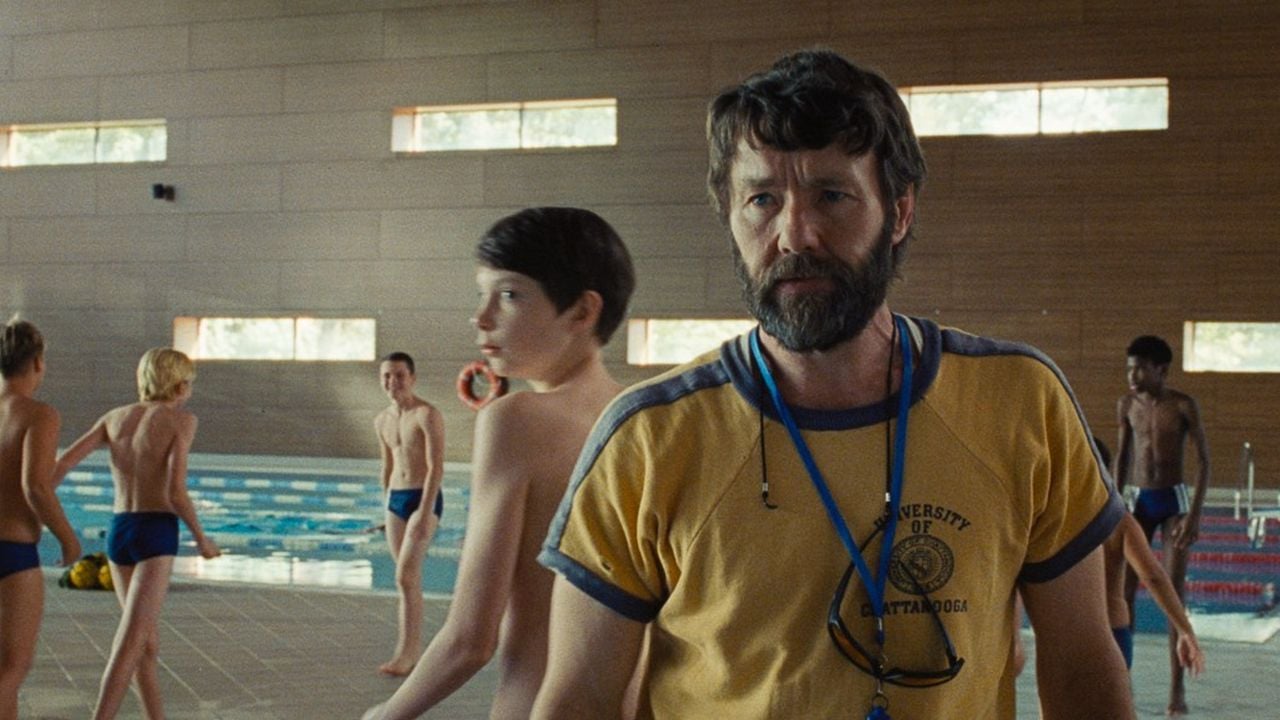 Joel Edgerton can not only be seen in a supporting role as a coach, but also involved in “The Plague” as a producer.