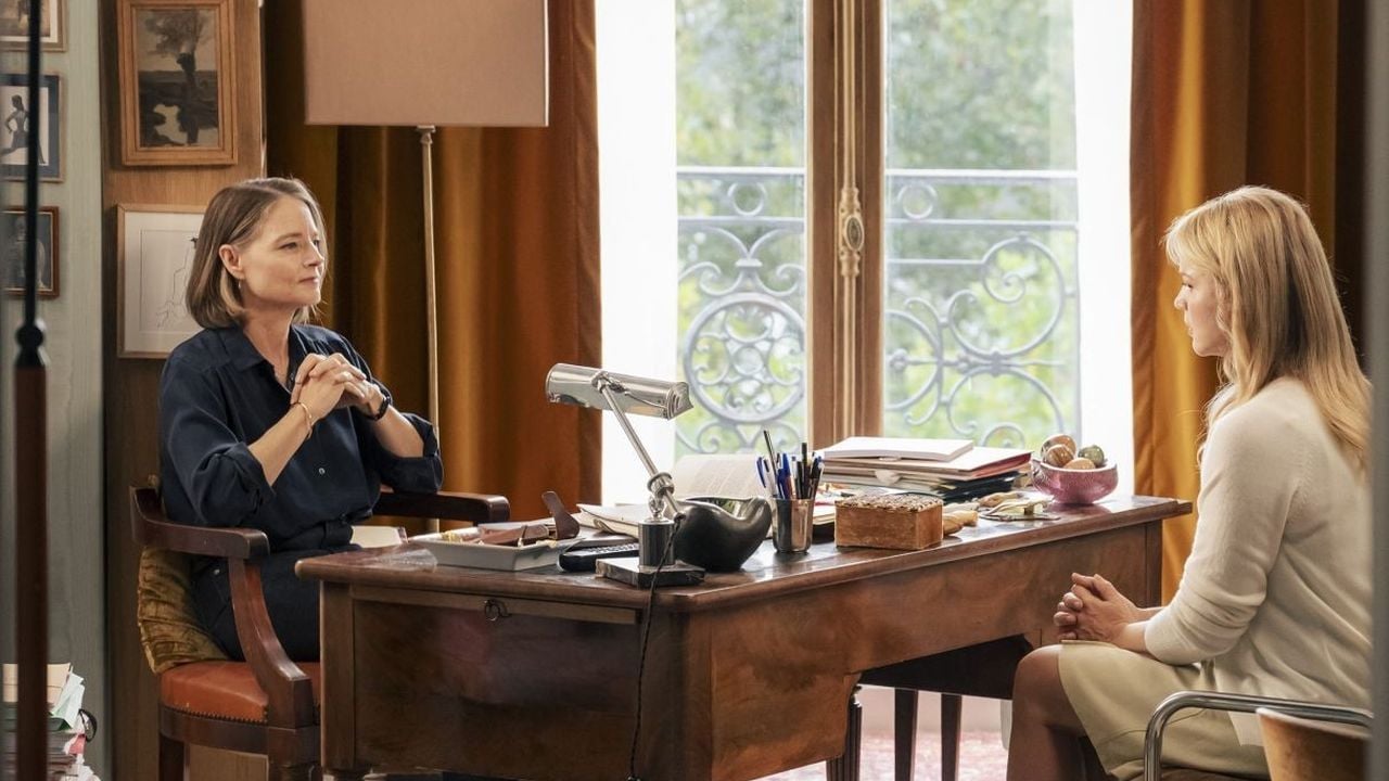 Lilian remembers her dead patient Paula Cohen-Solal (Virginie Efira)-under hypnosis she even has a vision in which the two are a couple.