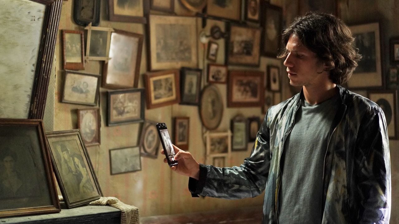 The Content Creator Seb (Abraham Wapler) is one of the heirs who are looking for potentially valuable pieces in the house of their ancestor.