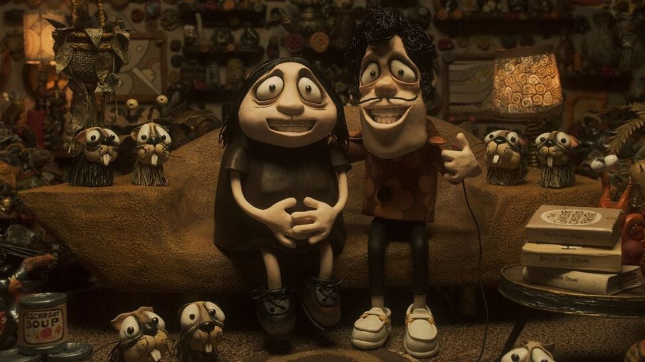 With Ken (Tony Armstrong), Grace (Sarah Snook) finds romantic love for the first time. But the microwave representative hides a fat-draining secret.