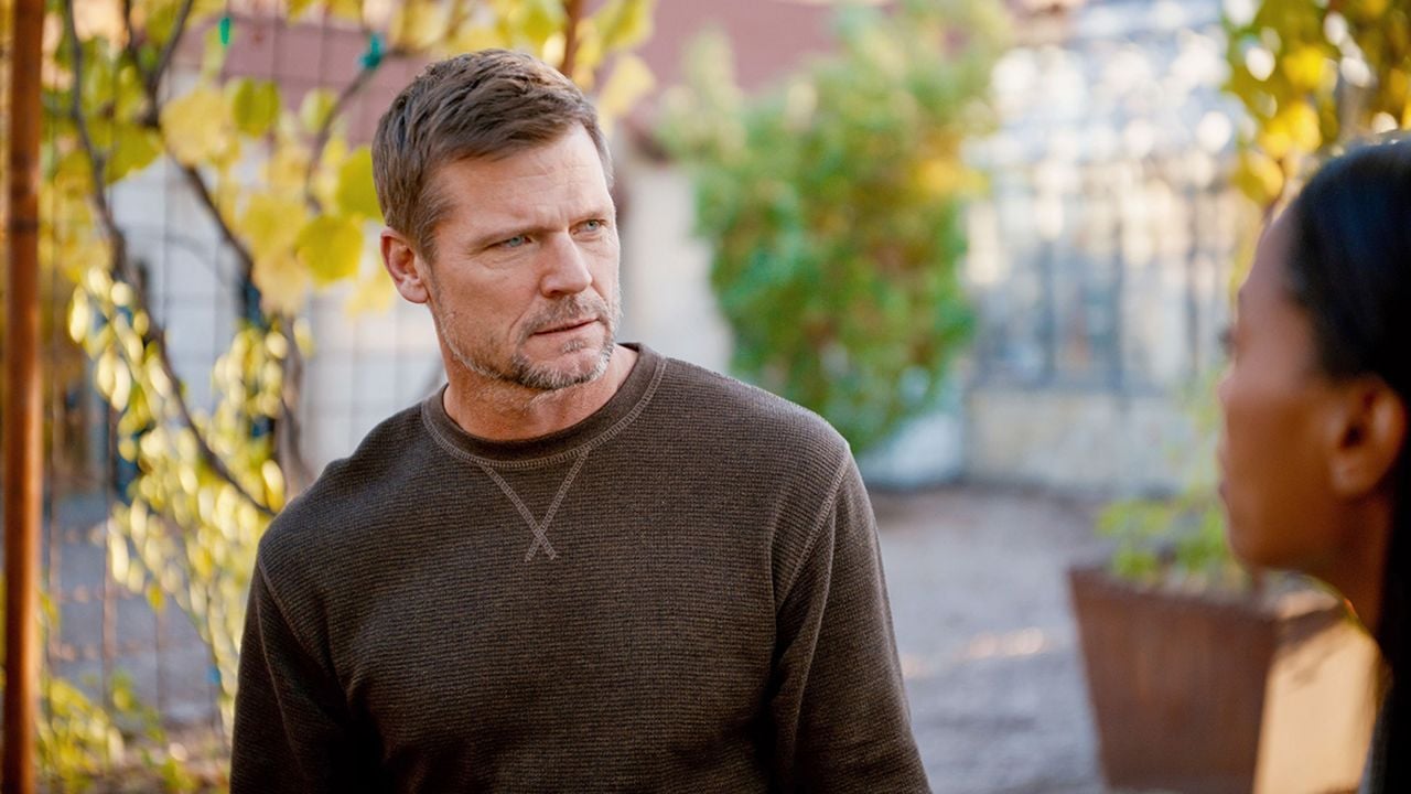 The ex-military Jeff Eriksson (Bailey Chase) is responsible for keeping the begging masses away from the property.