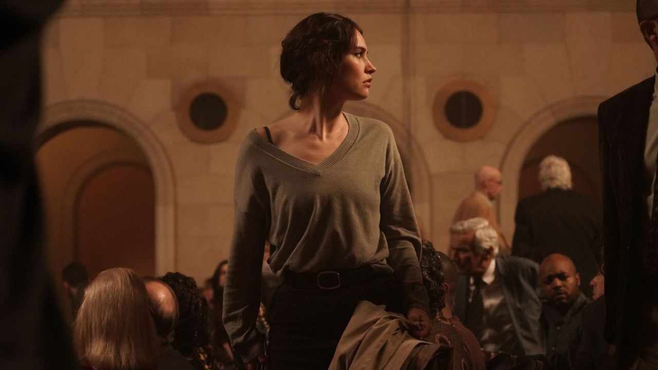 Sarah (Lily James) is not only monitored around the clock, otherwise your ex-group will also put the worst bully tactics to make her.