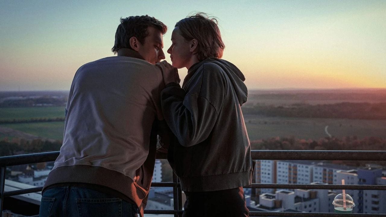 Tilda and Viktor (Jannis Niewöhner) come closer above the roofs of the small town.