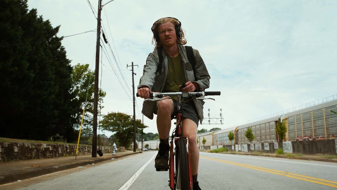 Due to the progressive bee death, Teddy (Jesse Plemons) also recognized that an alien conspiracy on earth must be going.