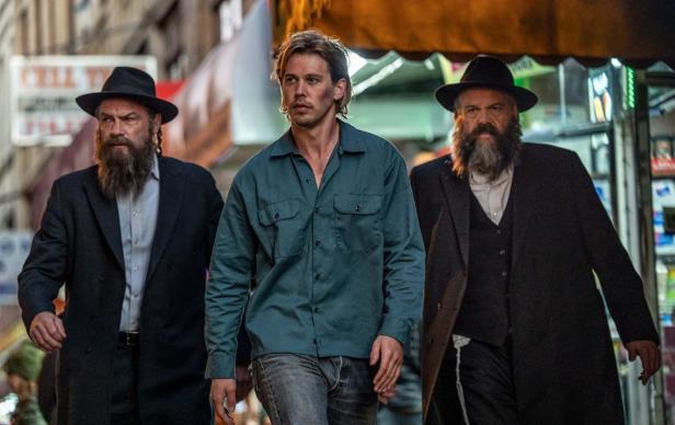 Austin Butler goes in "Caughr Stealing" between two Jewish men in Kaftanan
