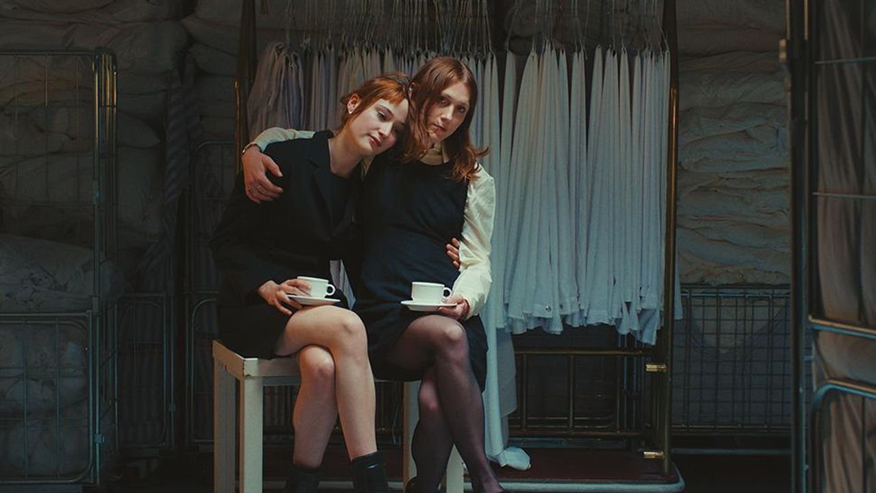 Lucius' daughter Lilly (Lilly Lindner, left) also has her center of life in the Hotel Intercontinental. But does she want that in contrast to her father?