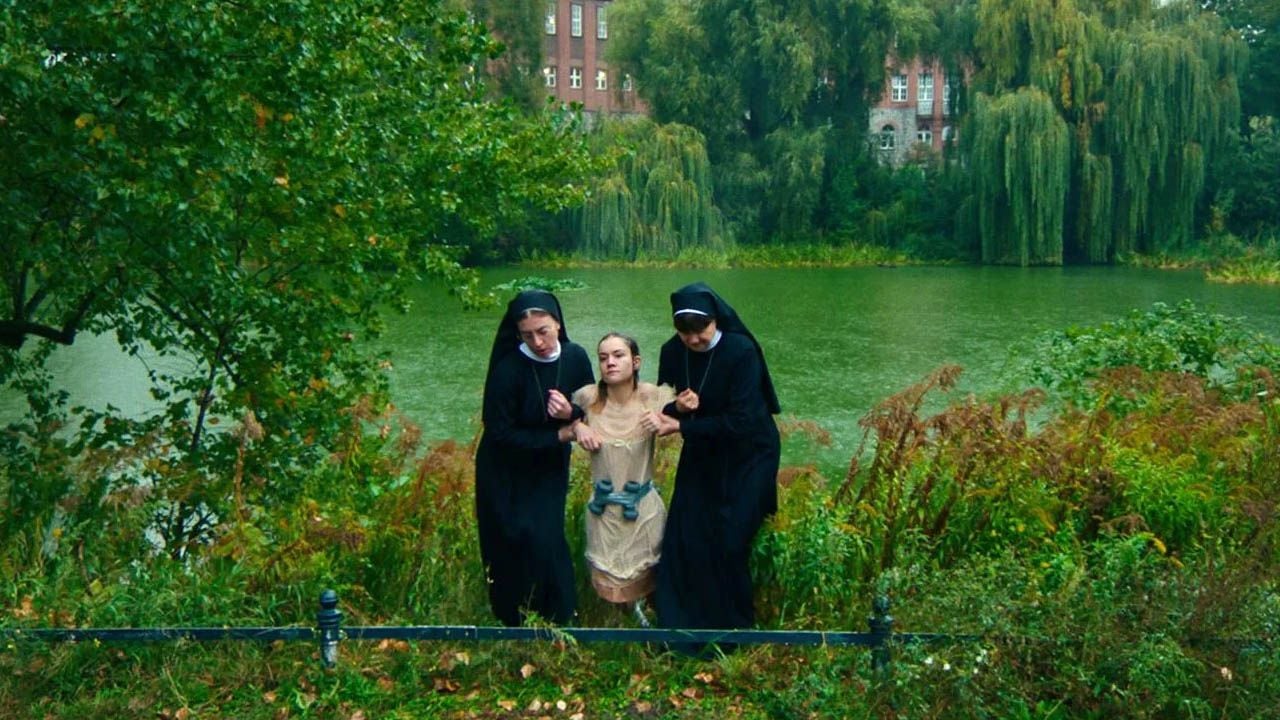 Katharina (Lea Drinda) would rather be dead than grown - does she still get new courage to live before the age of 18?