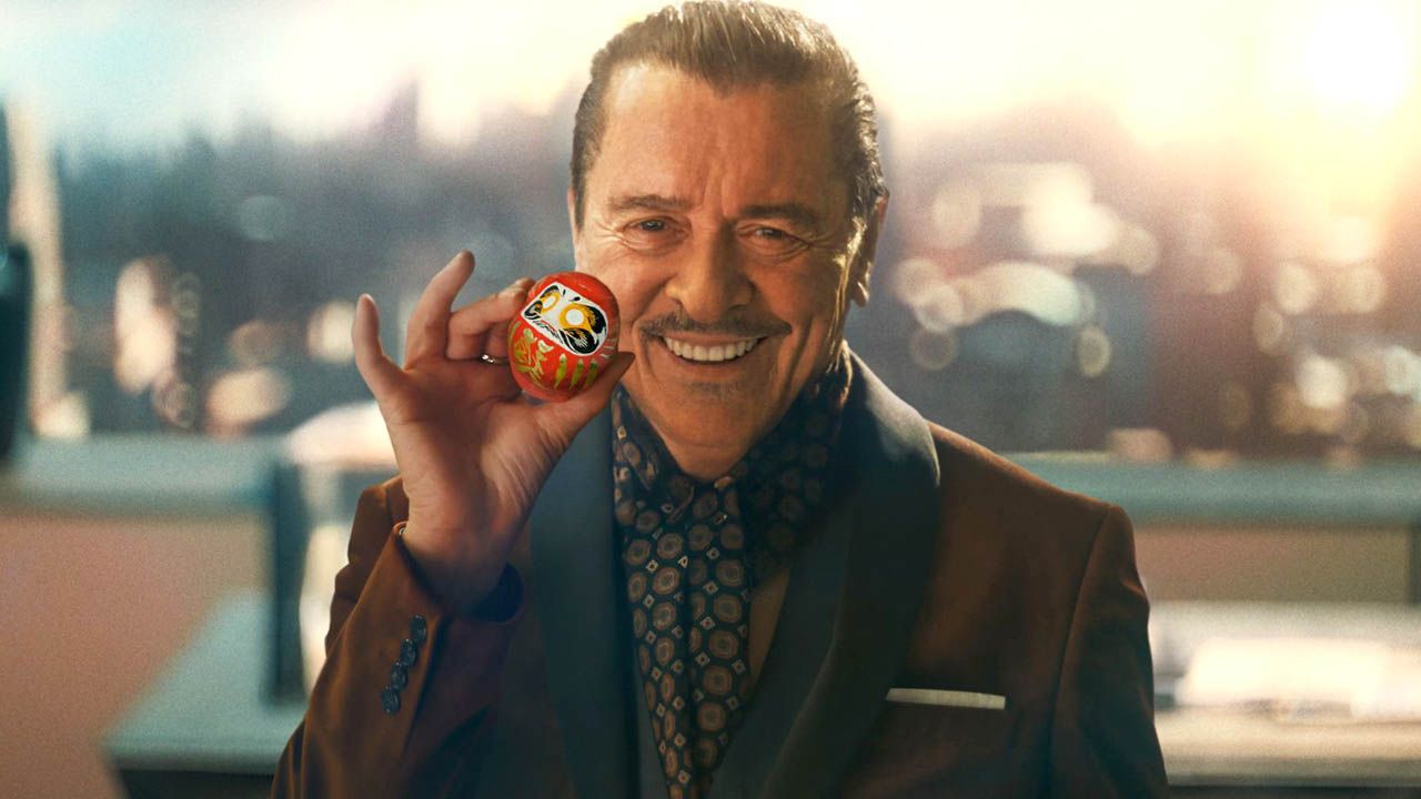 Henry Hübchen noticeably fun in his role as a nameless Ramschladen-Mephisto.