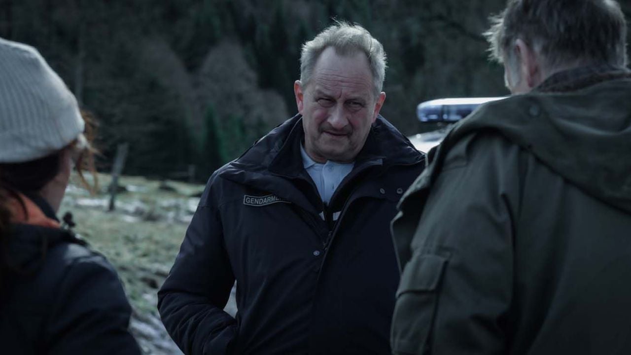 Police Chief Roland (Benoît Poelvoorde) actually has completely different things to worry about than a wild bear and an out-of-control drug deal.