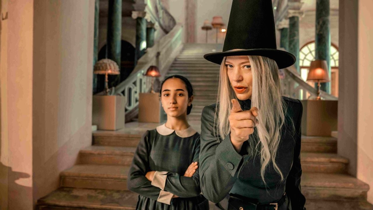 In such a colorful film, Heike Makatsch stands out in her gray-gray witch ensemble...