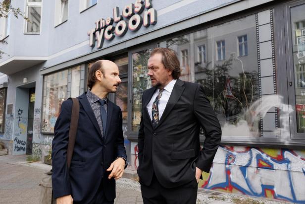 Leon Ullrich and Charly Hübner talk to each other on the street in film roles