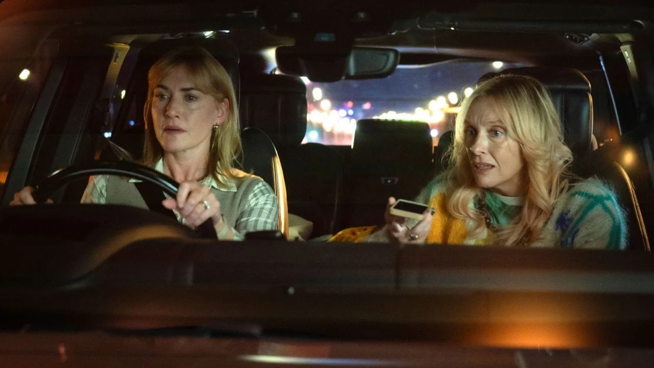 The three sisters (pictured here: Kate Winslet and Toni Collette) could hardly be more different, but given their mother's condition, they now have to pull themselves together...