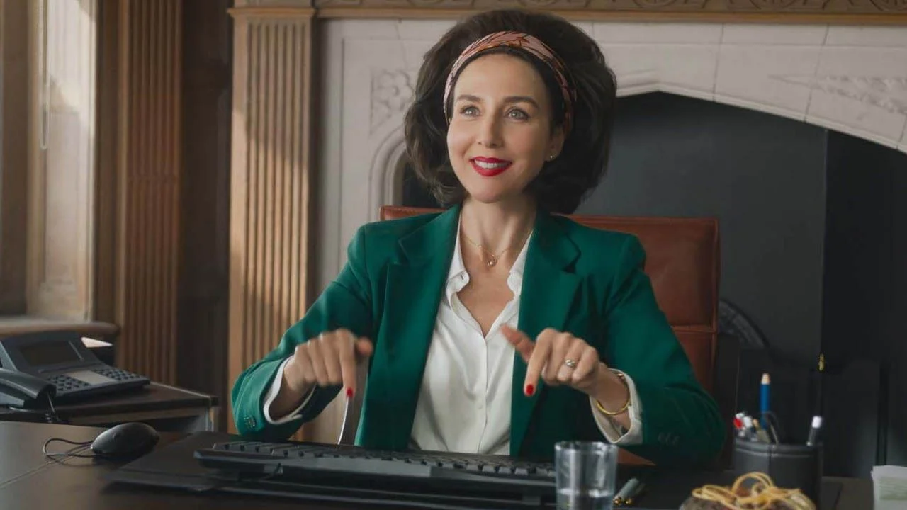 She wasn't supposed to be here - but now that she's familiar with the achievements of the 21st century, Hélène doesn't want to leave.