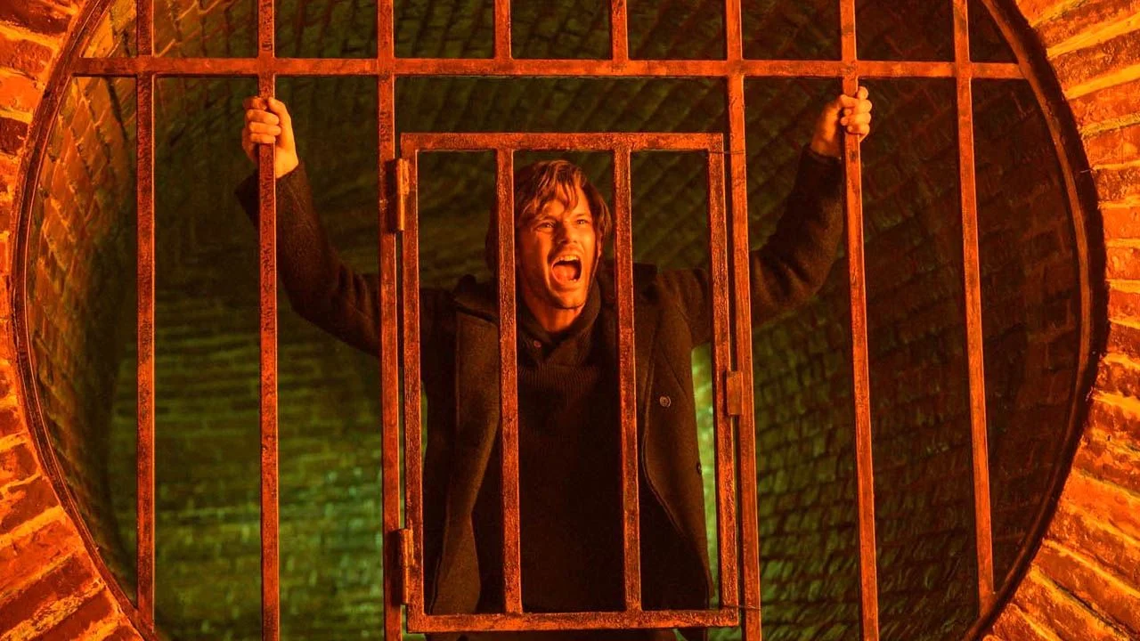 James Sunderland (Jeremy Irvine) searches for his wife Mary, who was believed to be dead, in Silent Hill - and finds himself in a nightmare.