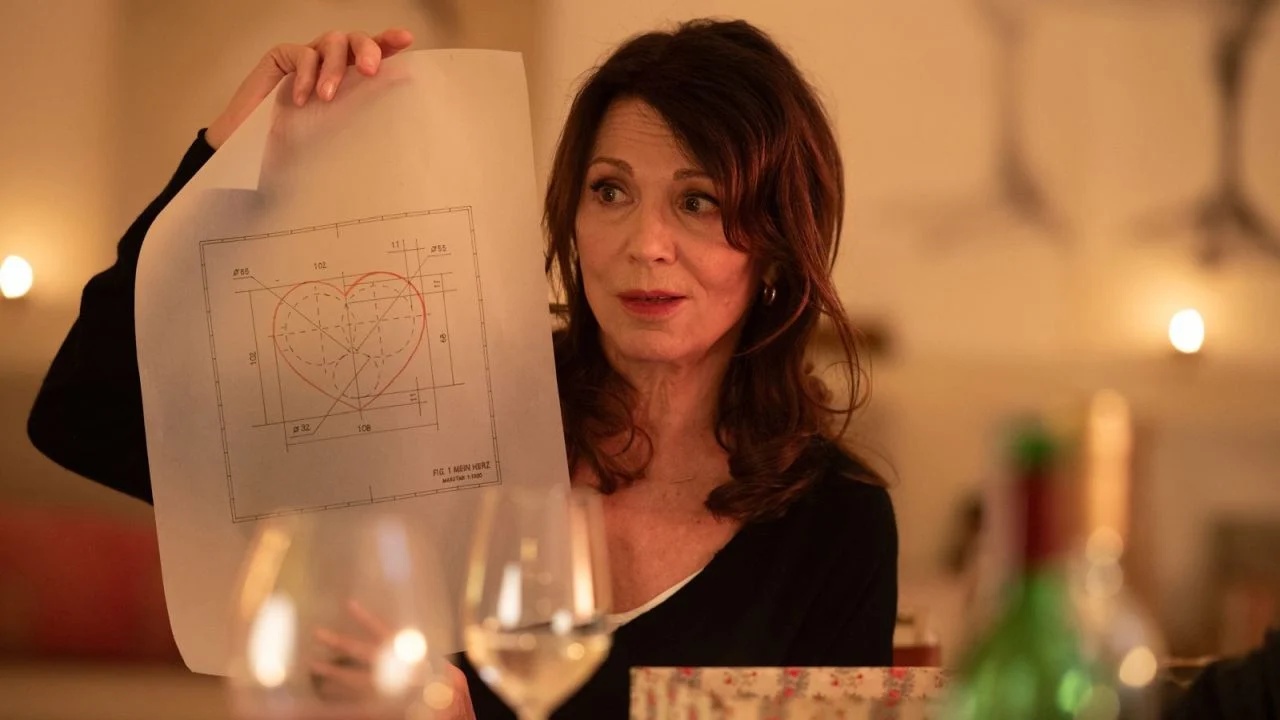 Alice (Iris Berben) is initially not very enthusiastic about her admirer's architectural declarations of love.