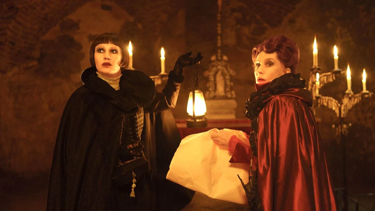 Erzsébet Báthory and her maid Hermine (Birgit Minichmayr) are desperately looking for a powerful book.