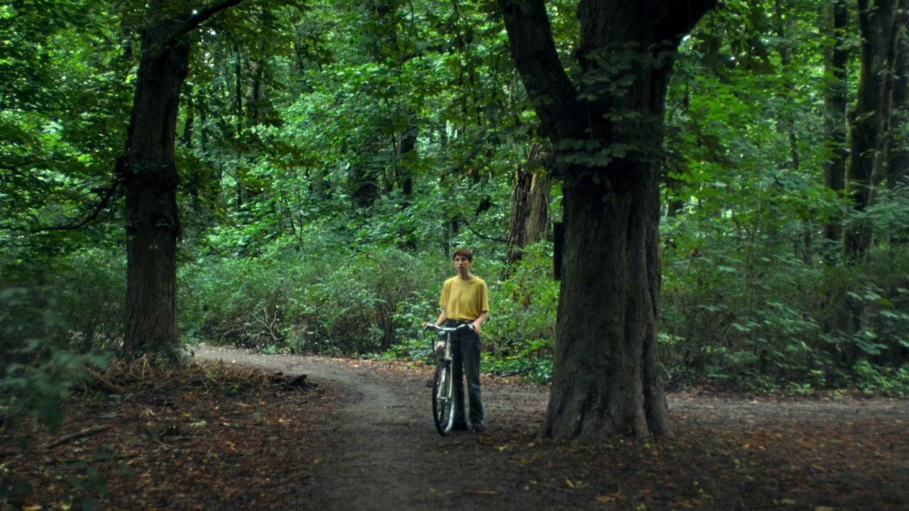 Carla (Agathe Bonitzer) feels completely lost after her car trip, which began in a utopian way and ended fatally.