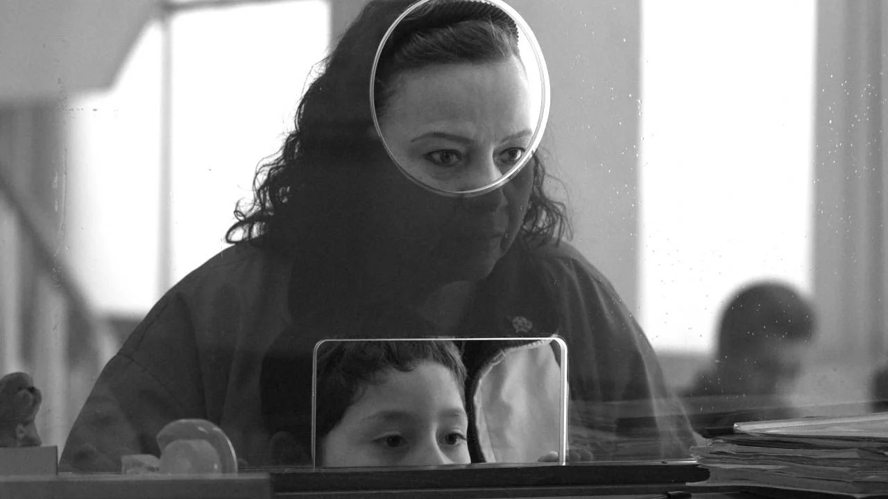 The lonely Olga (Teresita Sánchez) unexpectedly has to look after little Cristian (Bastian Escobar). Can he soften her heart?