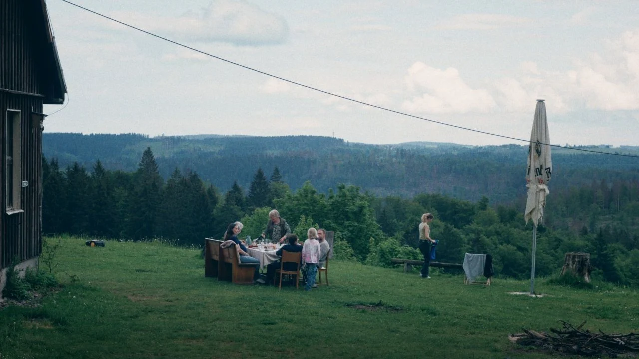 The whole family comes together at the grandparents' inn: because they want to? Or out of habit?