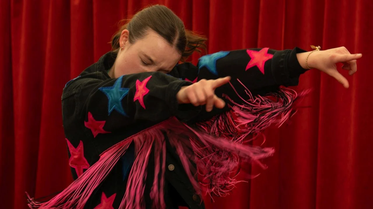 The thumbs-down-thumbs-up dance of Ivy (Bella Ramsey) and her parents plays an important role in the film.