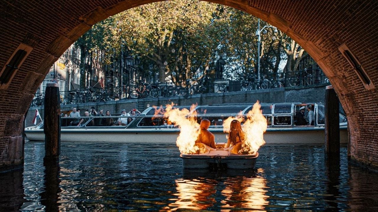 The canal killer not only assassinates his victims, he also likes to make a spectacular show of them!