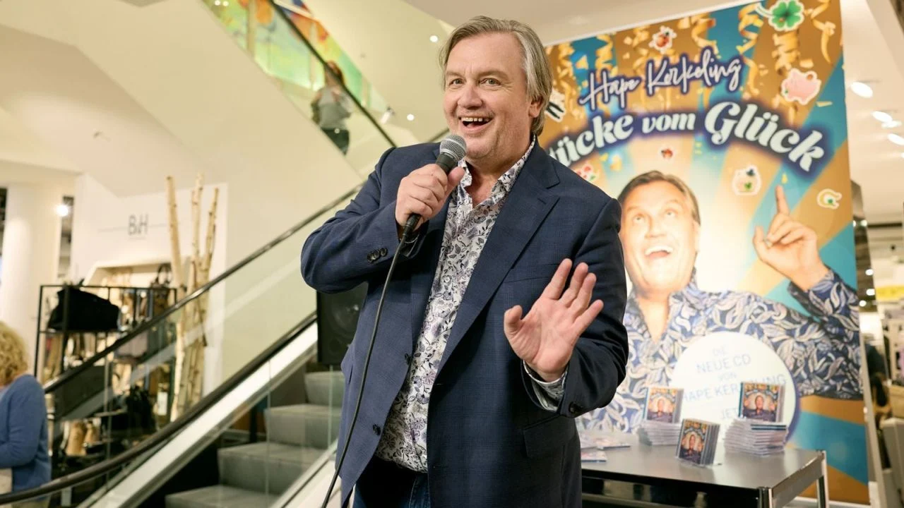 Hape Kerkeling also appears as himself in “Horst Schlämmer is looking for happiness” - and begins an exciting dialogue with his fictional character.