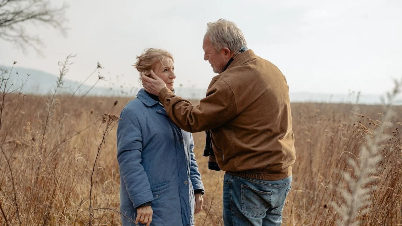 Kurt lets himself be shown where he is still allowed to touch Hanne (and where he is not).