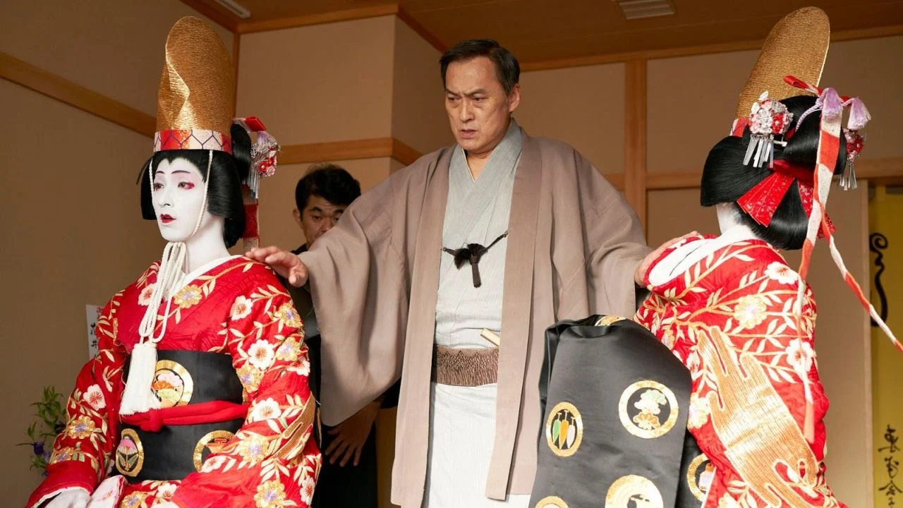 Hanjiro Hanai (Ken Watanabe) instructs his two students in the fine art of Kabuki theater.
