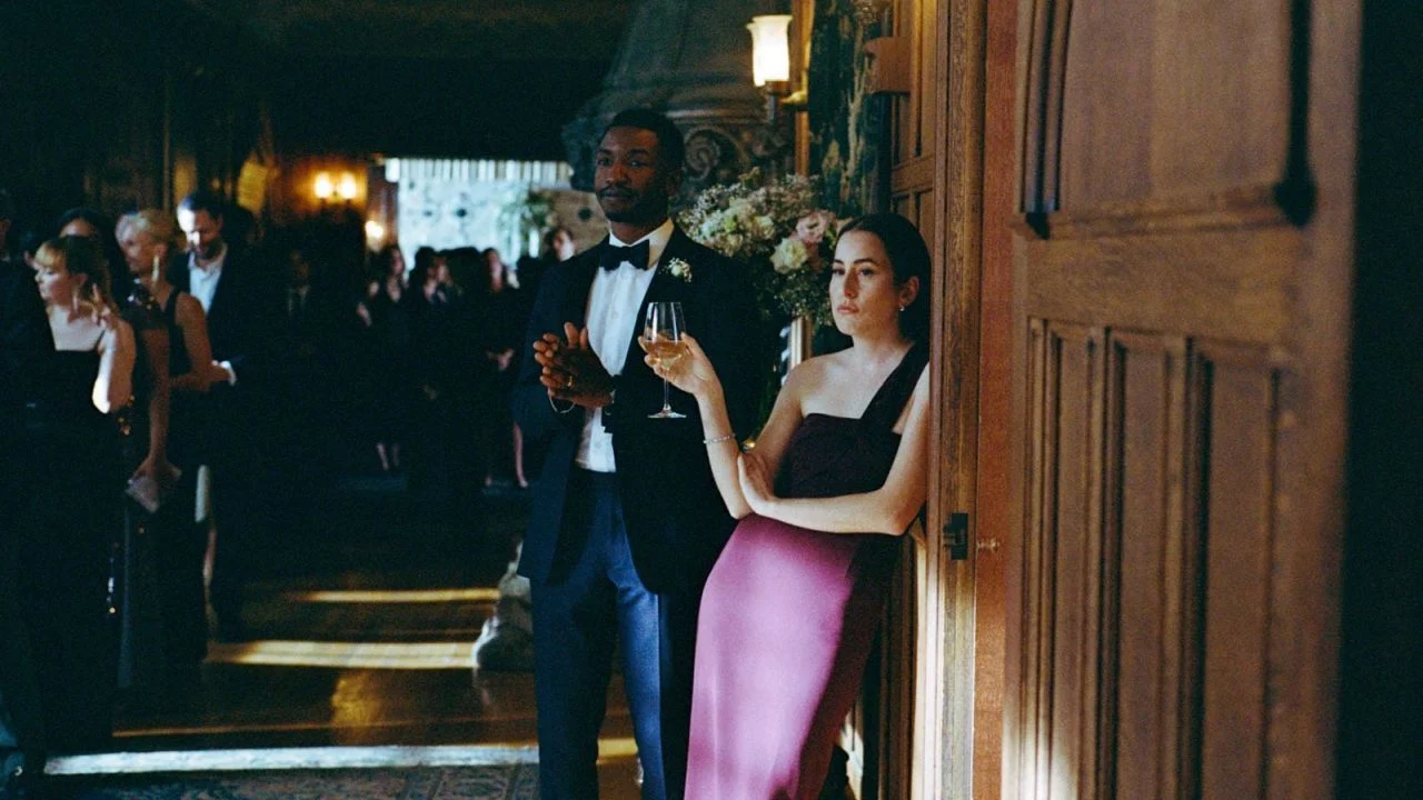 With the US singer and “Licorice Pizza” leading actress Alana Haim, there is a third star with cult appeal in “Das Drama”.