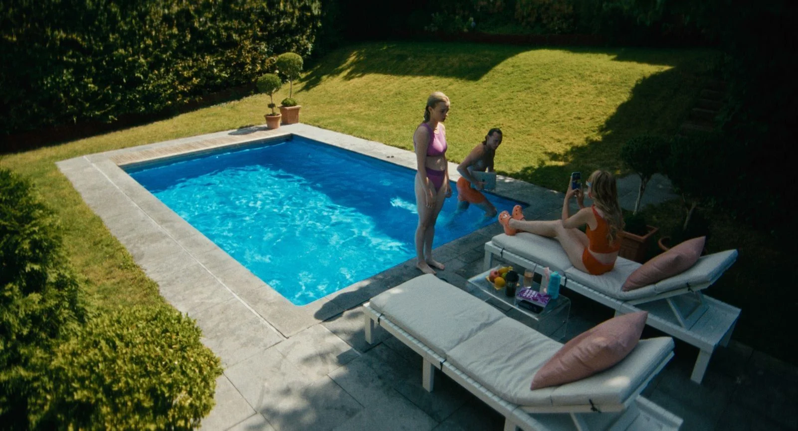 The beautiful pool in the garden is not for relaxation, but rather as a pretty background for the next Insta Reel.