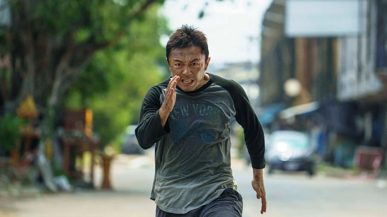 One could mistake him for a Terminator: Wang Wei sprints determinedly after his kidnapped daughter.