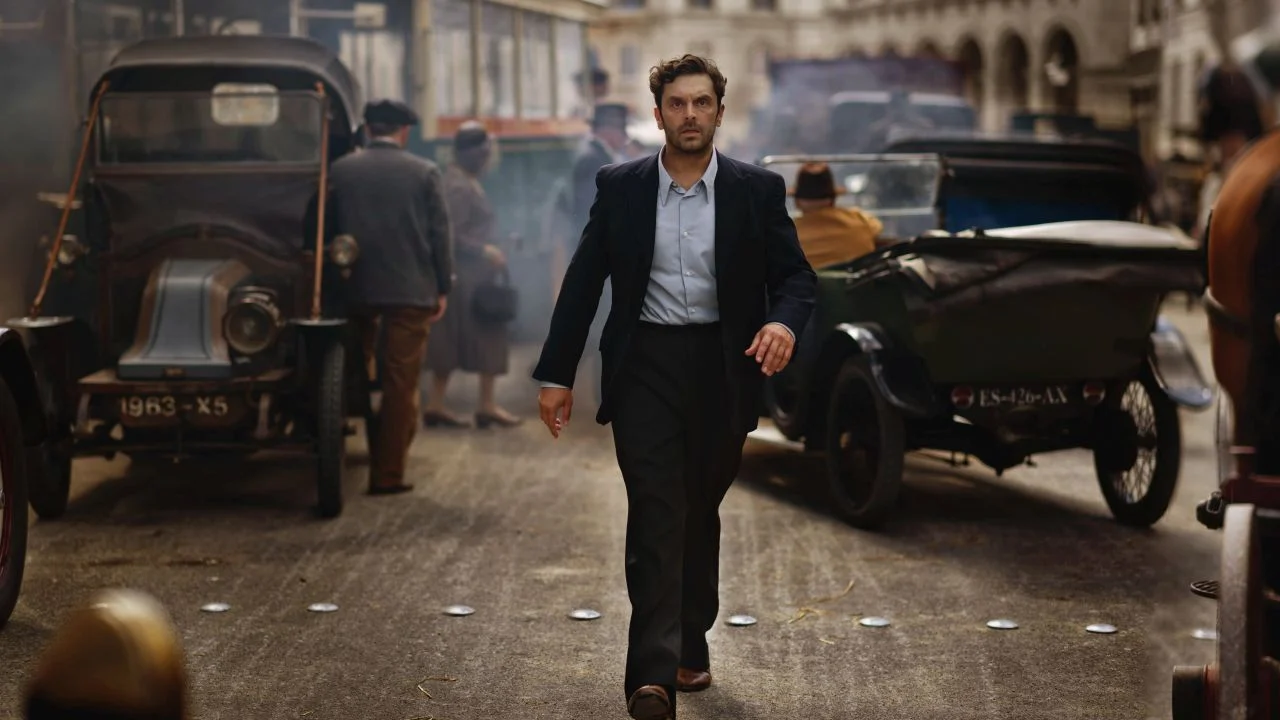 In this scene with Pio Marmaï you can see above all that the historical setting of his film was particularly important to Pierre Salvadori.