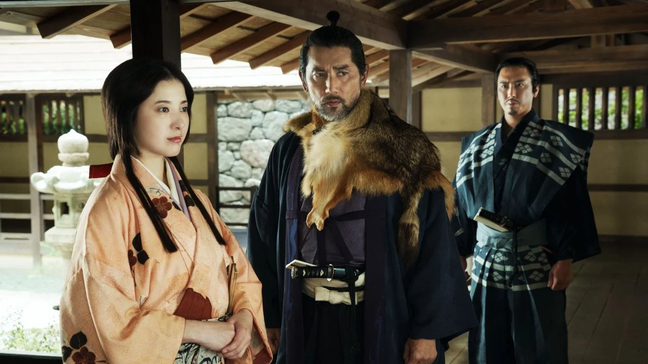 Murashige (Masahiro Motoki) discusses the next steps primarily with his wife Chiyoho (Yuriko Yoshitaka).