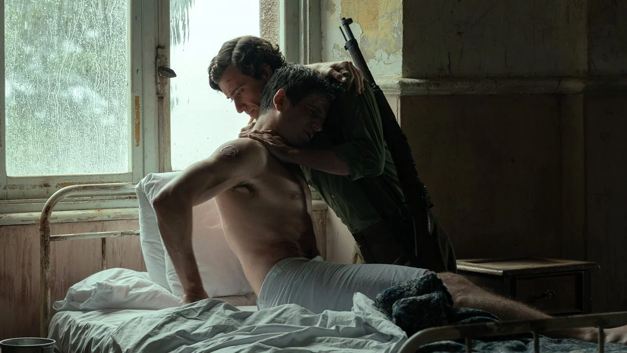 Sebastián (Guitarricadelafuente) takes care of the prisoner Rafael (Miguel Bernardeau).