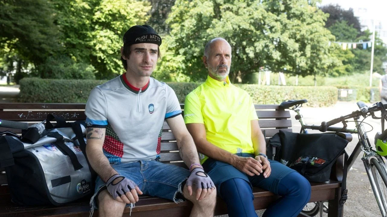 Bert becomes friends with his new colleagues - including Tyler (Aaron Hilmer), his daughter's ex.