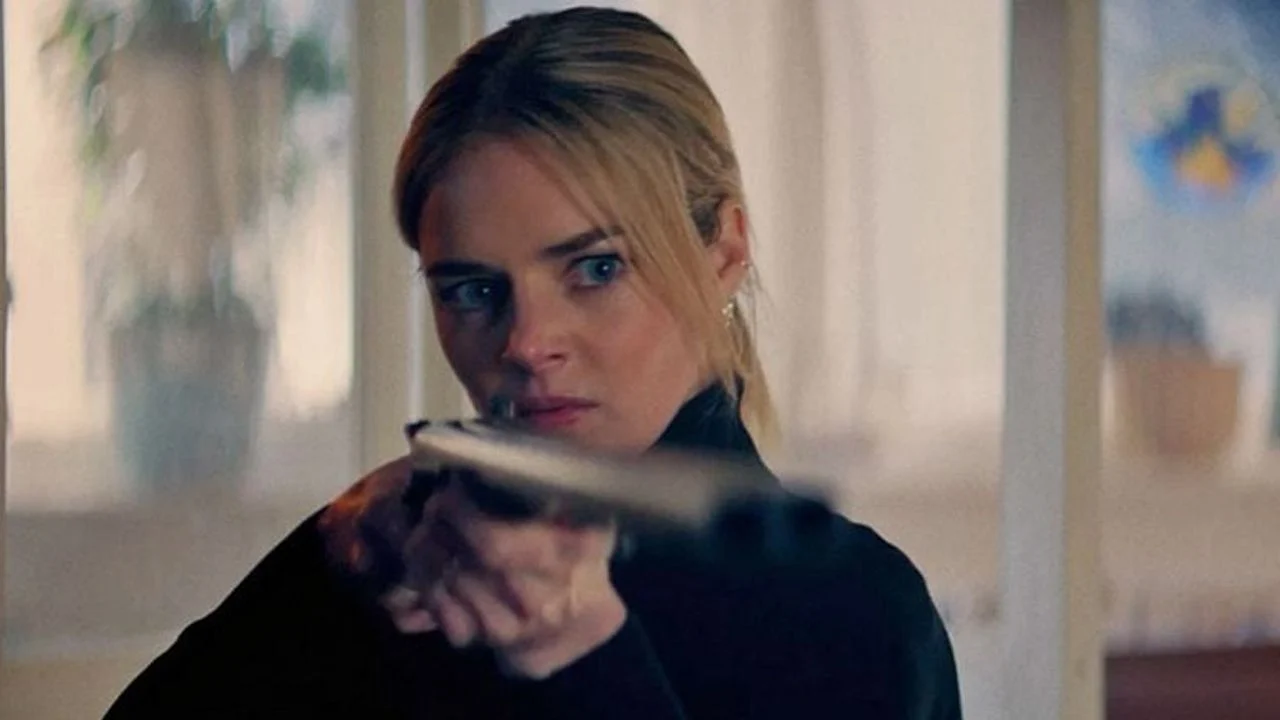 Samara Weaving is a tried and tested scream queen - but even she can't keep up with the madness of Juliette Lewis!
