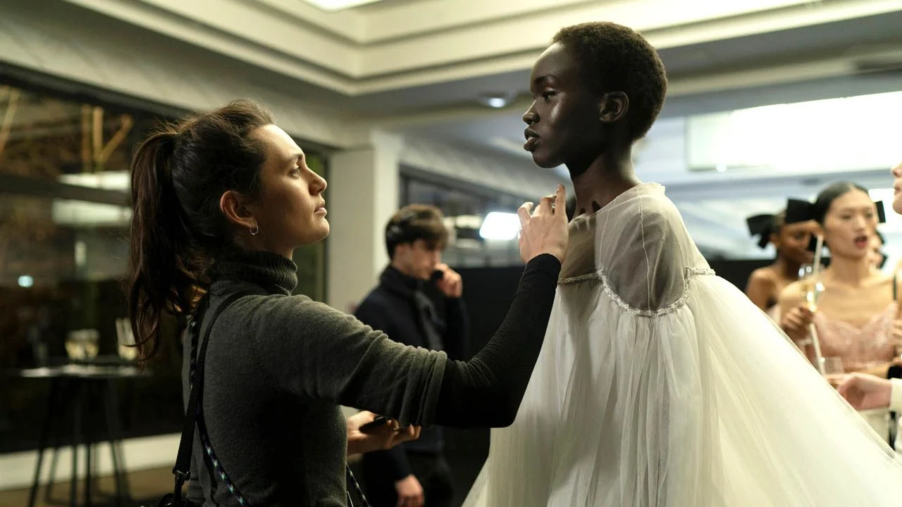 Make-up artist Angèle (Ella Rumpf) and aspiring model Ada (Anyier Anei) also have to struggle with private crises.