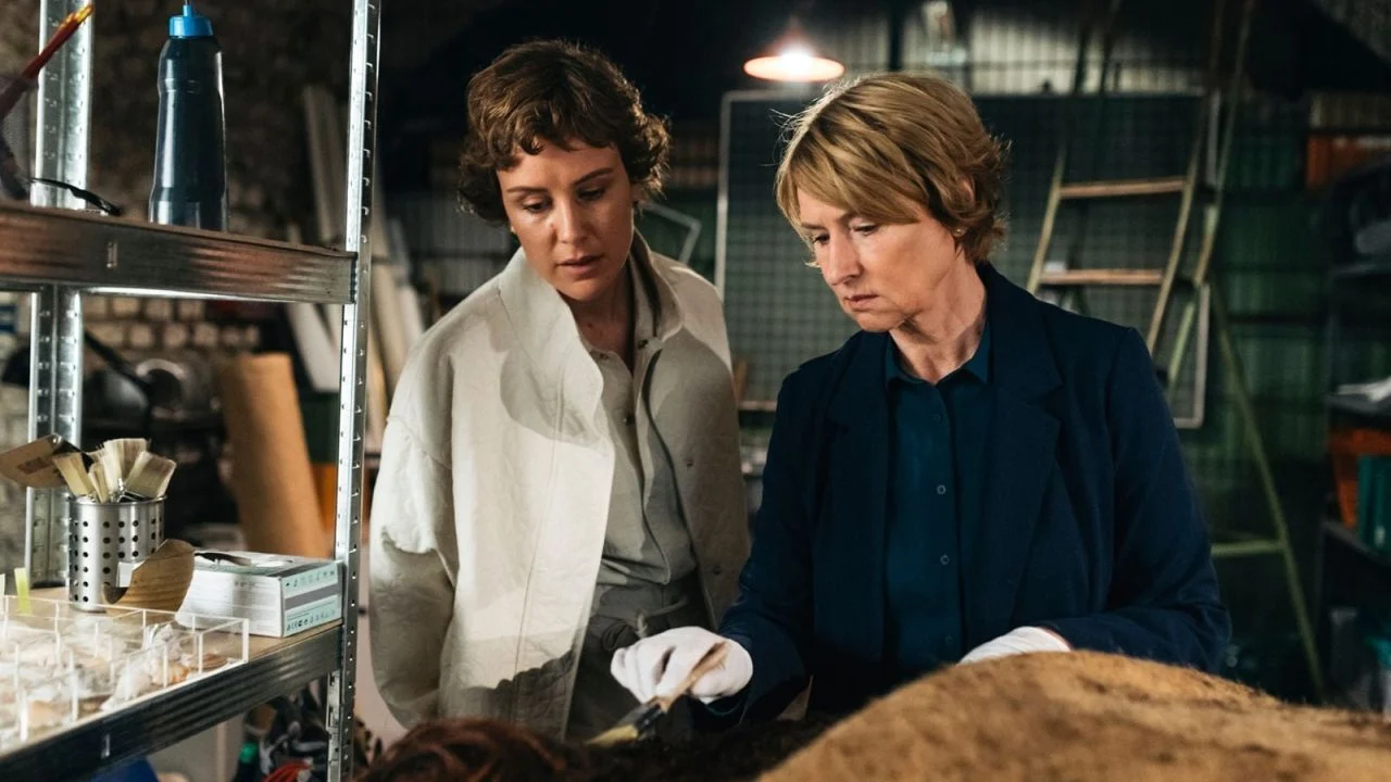 Ursula (Corinna Harfouch) and her new assistant Melanie (Carla Juri) literally have a (bog) corpse lying in the basement.