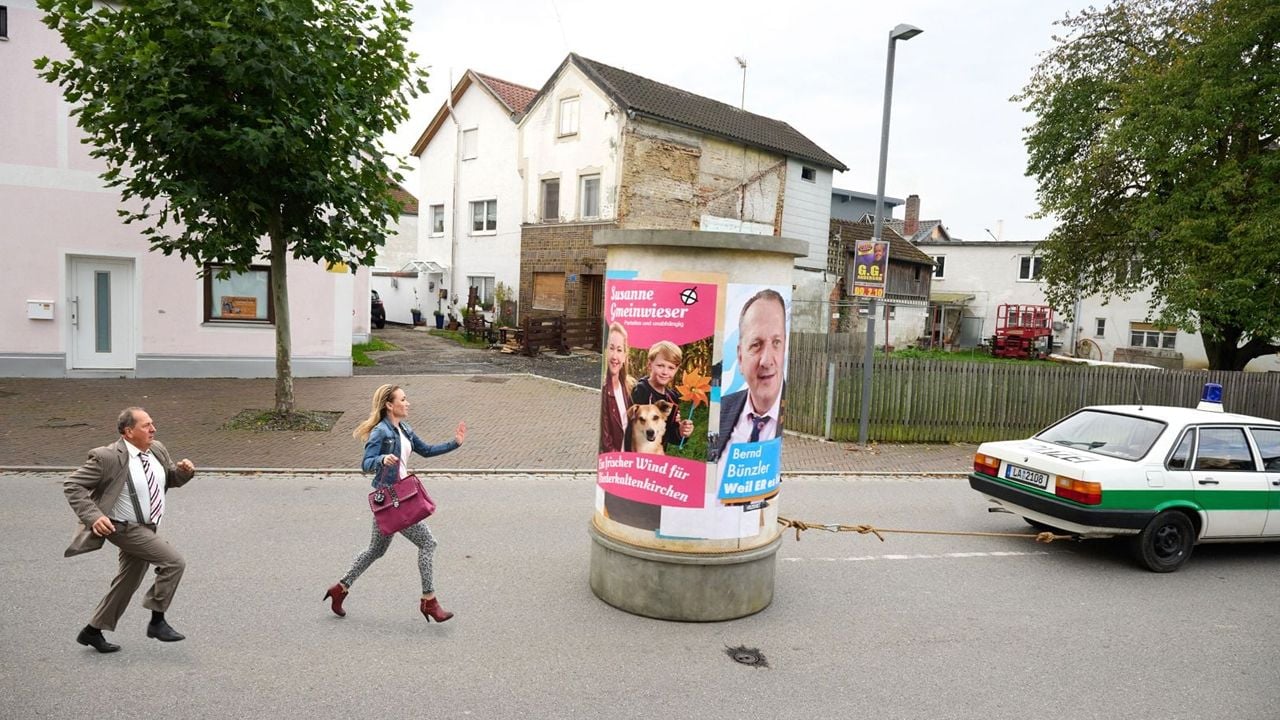 The advertising column scene is one of the highlights of “Steckerlfischfiasko”.
